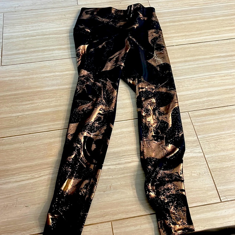 Black shiny old navy active workout pants.